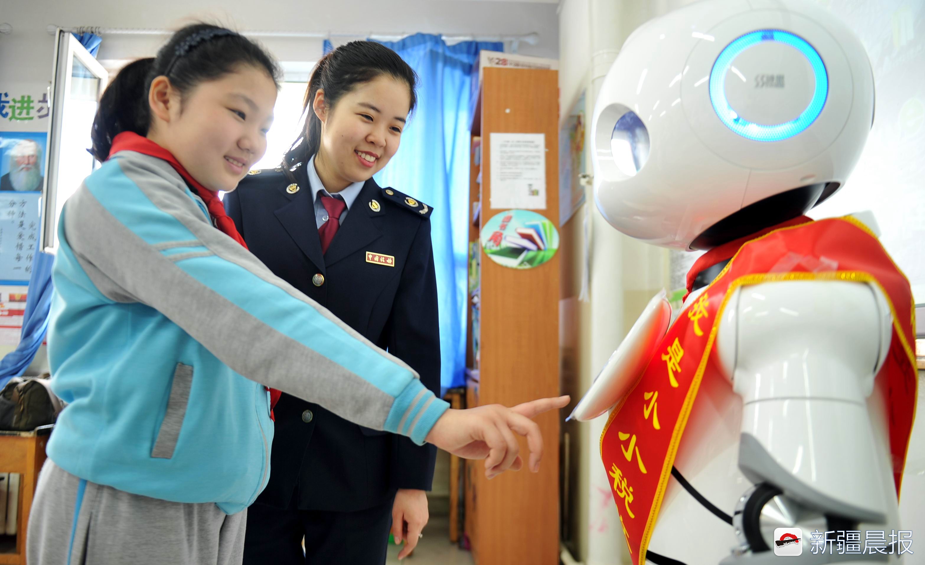 新疆首個(gè)稅務(wù)智能機(jī)器人進(jìn)校園，“稅”識(shí)淵博，還會(huì)跳舞
